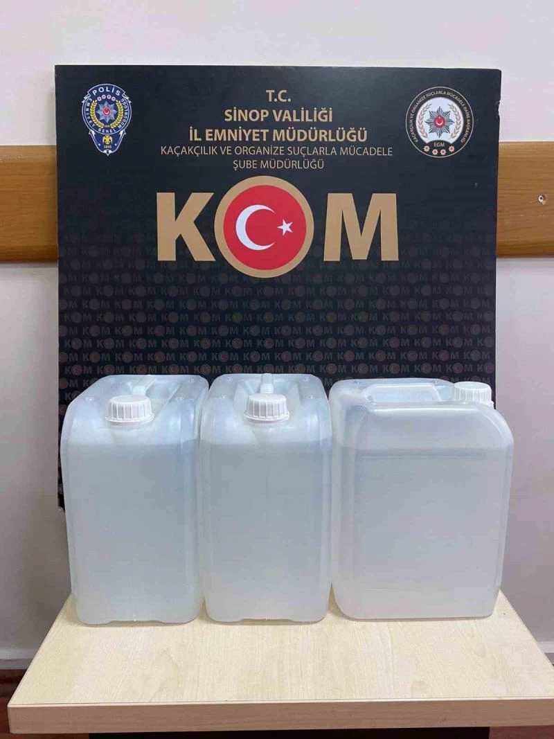 Motosikletin bagajından 15 litre kaçak alkol çıktı
