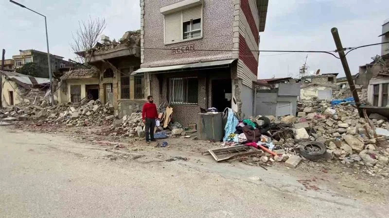 Fedakar depremzede baba, çocuğu üşümesin diye ağır hasar alan evlerine girip kıyafet aradı
