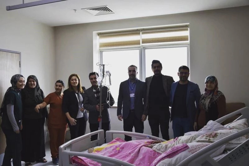 Hastane yönetimi Yaşlılar Haftası nedeniyle tedavileri devam eden yaşlıları ziyaret etti
