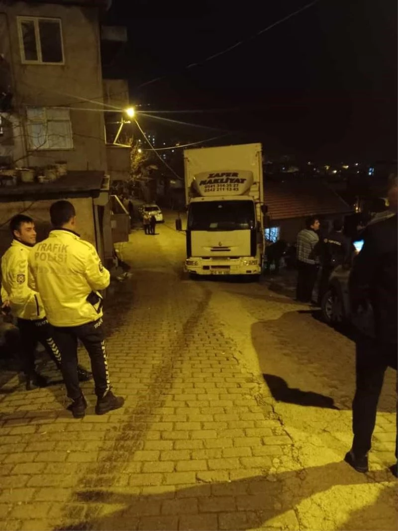 Freni boşalan kamyon park halindeki araca çarptı
