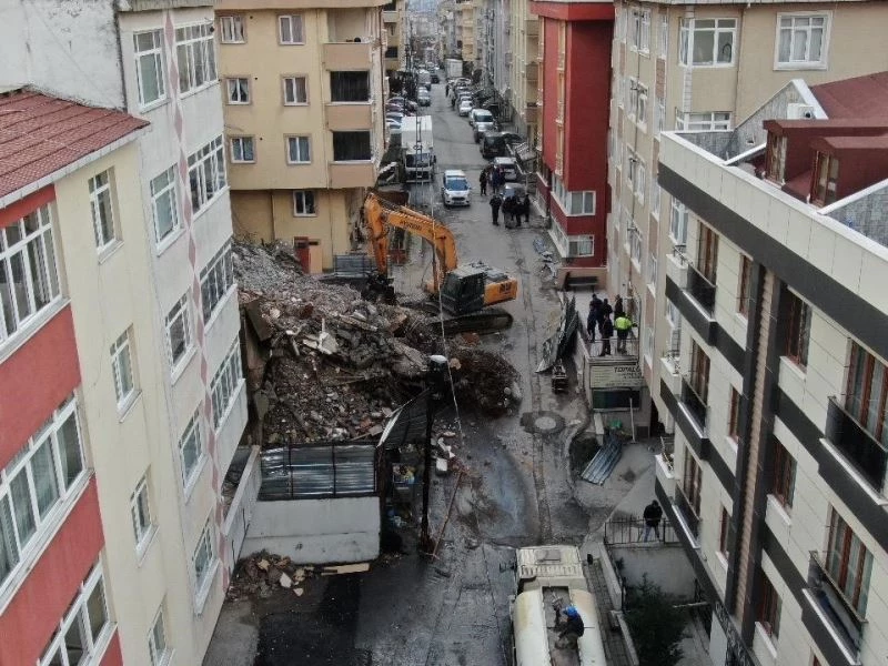 Maltepe’de yıkım esnasında göçük meydana geldi, iş makinasının bir bölümü enkazda kaldı
