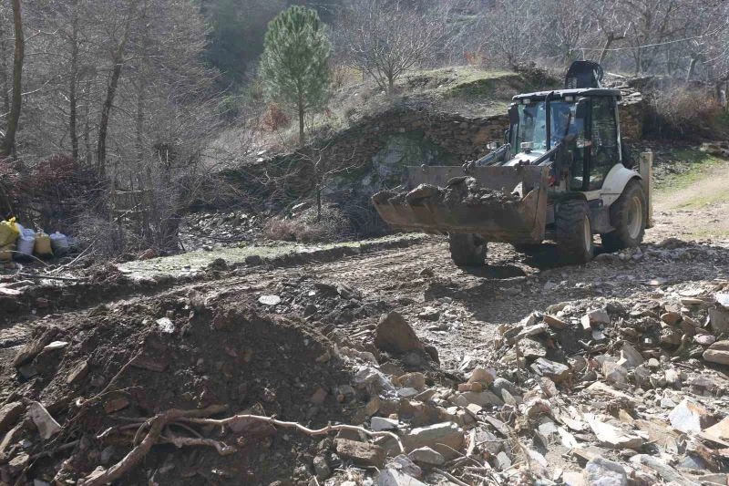 Efeler Belediyesi, yağış nedeniyle kapanan yollara müdahale etti
