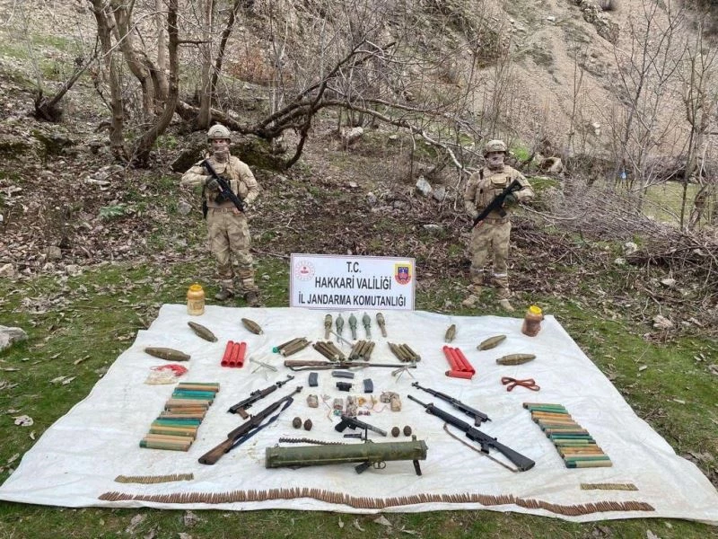 Jandarma, Hakkari kırsalında çok sayıda mühimmat, teçhizat ve malzeme ele geçirdi
