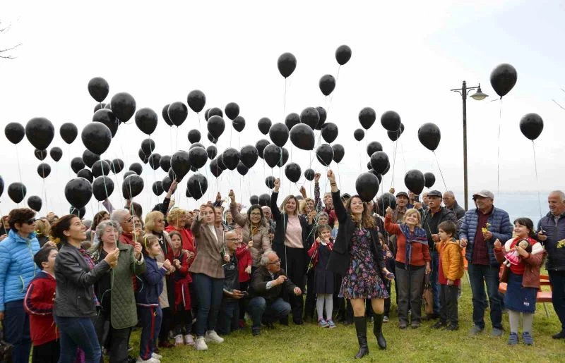 Depremde hayatını kaybedenler anısına siyah balon uçurdular
