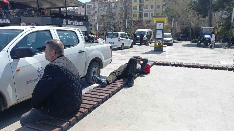 Böyle uyku keyfi görülmedi, ortalık karıştı uyku keyfini bozmadı
