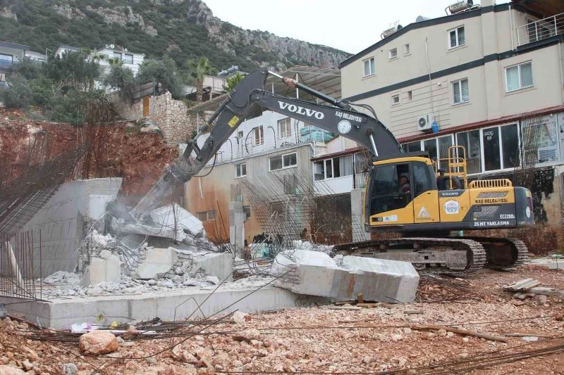 Kaş’ta kaçak yapı belediye ekipleri tarafından yıkıldı
