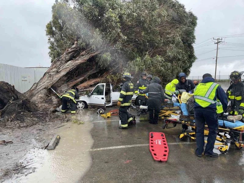 California’da sel ve fırtına: 2 ölü
