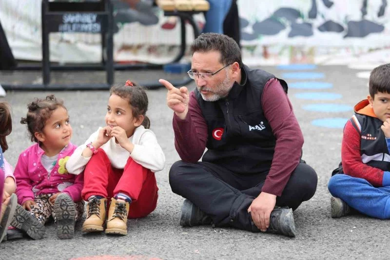 Vali Gökmen Çiçek, Adıyaman’da depremzede çocukların oyun davetini kırmadı
