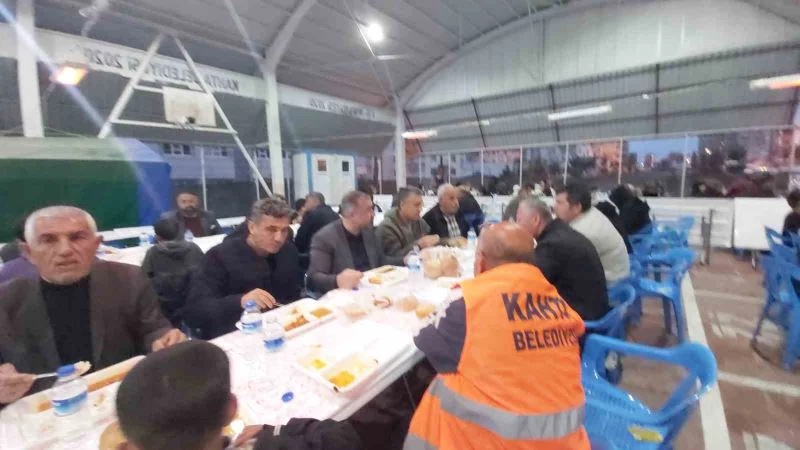 Turanlı, ilk iftar gününde vatandaşlarla aynı sofrayı paylaştı
