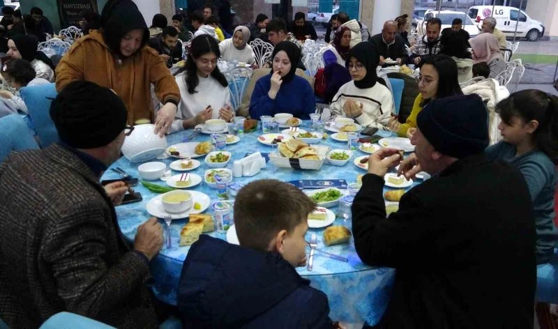 Birlik Vakfından depremzedelere iftar
