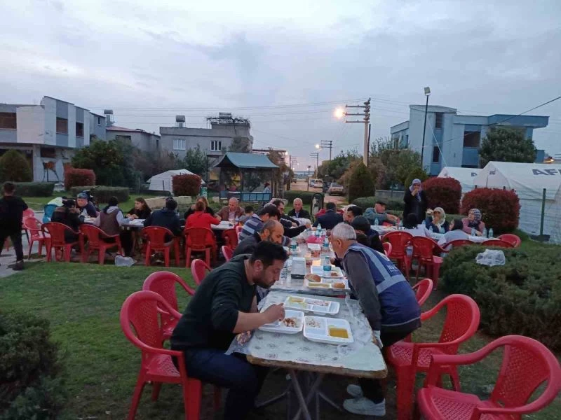 İhlas Vakfı Osmaniye’de depremzedelere iftar verdi