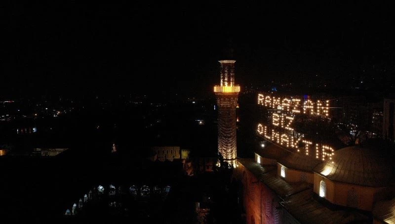 624 yıllık Ulu Cami’ye asılan Ramazan mahyası geceyi aydınlattı
