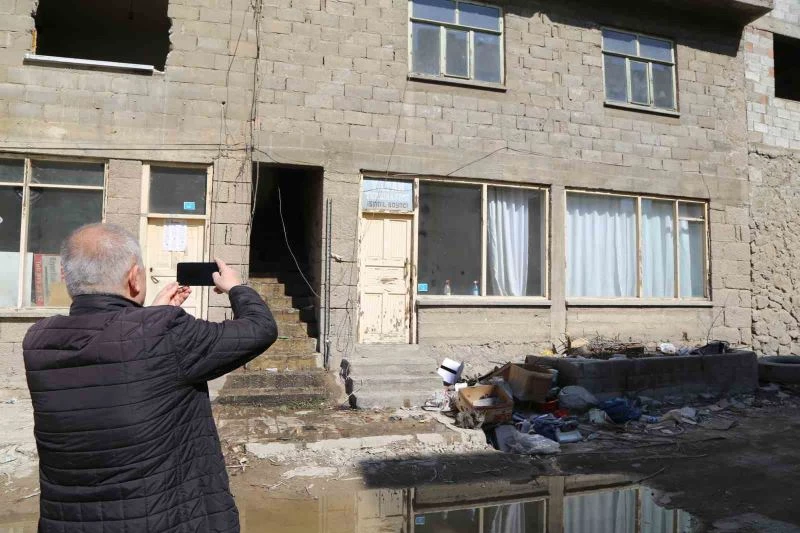 Sular altında kalacak olan ilçede son esnaflar da dükkanlarını bir daha açmamak üzere kapattı
