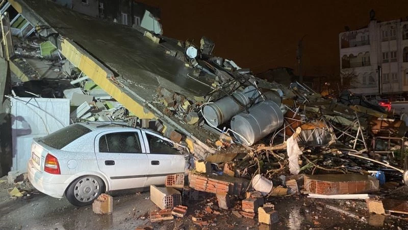 Çöken 4 katlı ağır hasarlı binada arama kurtarma çalışmaları başladı
