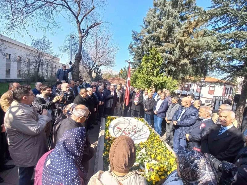 Muhsin Yazıcıoğlu kabri başında dualarla anıldı
