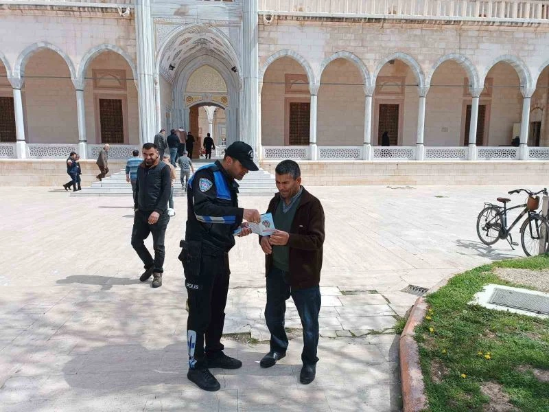 Gerçek polis cami, okul, çarşı ve pazarda 