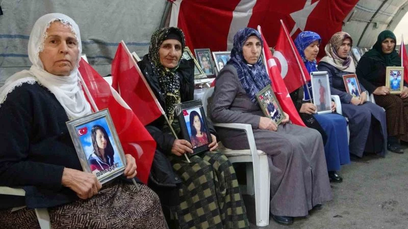 Acılı anne Ödümlü: “Onlar seni kandırdılar sende onları kandır”
