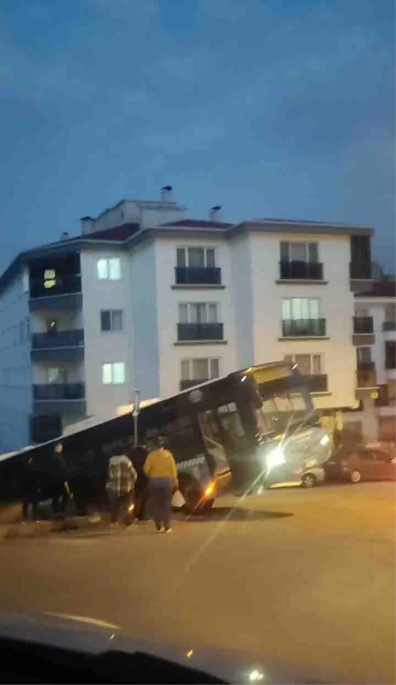 Ankara’da belediye otobüsü çıktığı yokuşta asılı kaldı
