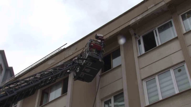 Ümraniye’de apartman yangını: 1’i çocuk 3 kişi dumandan etkilendi
