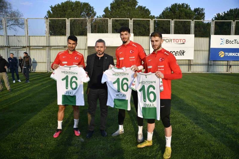 Altay Bayındır, İsmail Yüksek ve Mehmet Zeki Çelik’e Bursaspor forması hediye edildi
