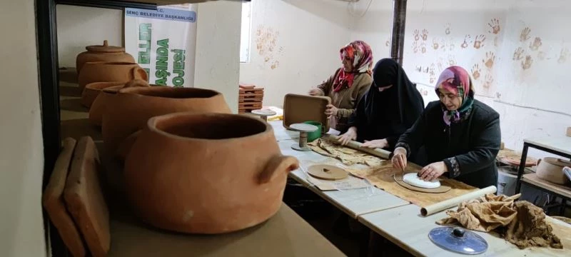 Kadınlar ekmeklerini çamurdan kazanıyor
