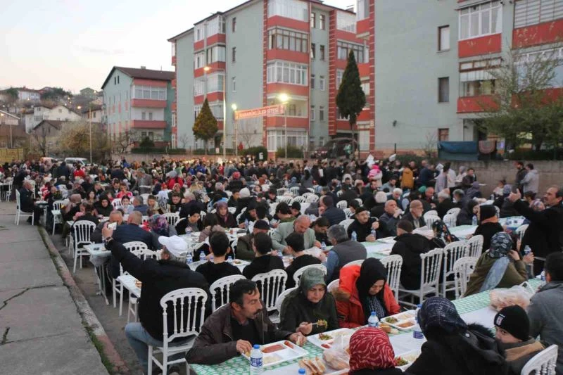 Karabük’te ilk geleneksel mahalle iftarı Aydınlıkevler’de yapıldı
