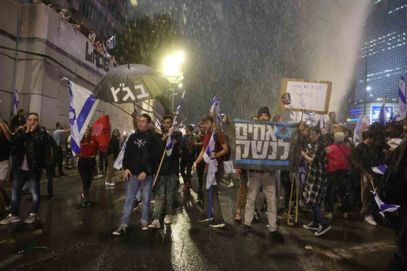 İsrail’de Savunma Bakanı’nın görevden alınmasının ardından sokaklar karıştı
