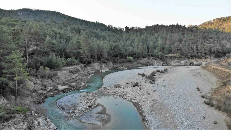 Derenin ayırdığı 2 mahalle 50 metrelik mesafede orucu 3 dakika arayla açıyor
