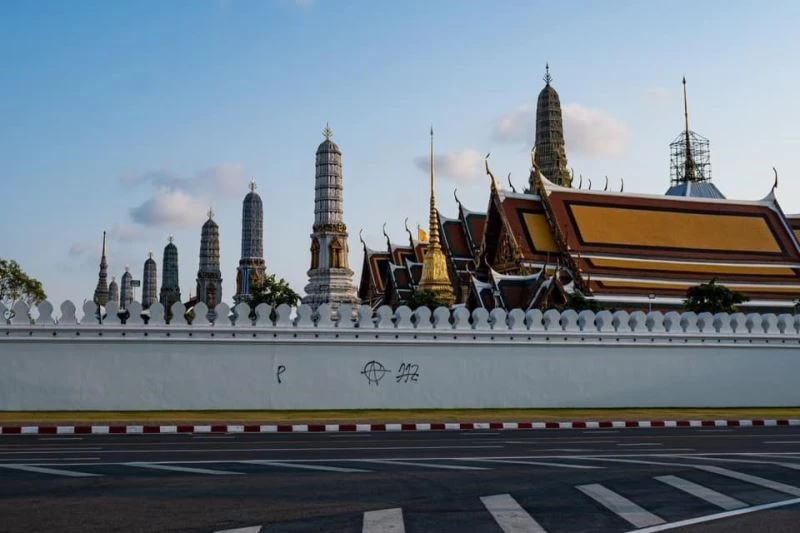 Tayland Kraliyet Tapınağı’nın duvarına monarşi karşıtı semboller çizildi: 2 gözaltı
