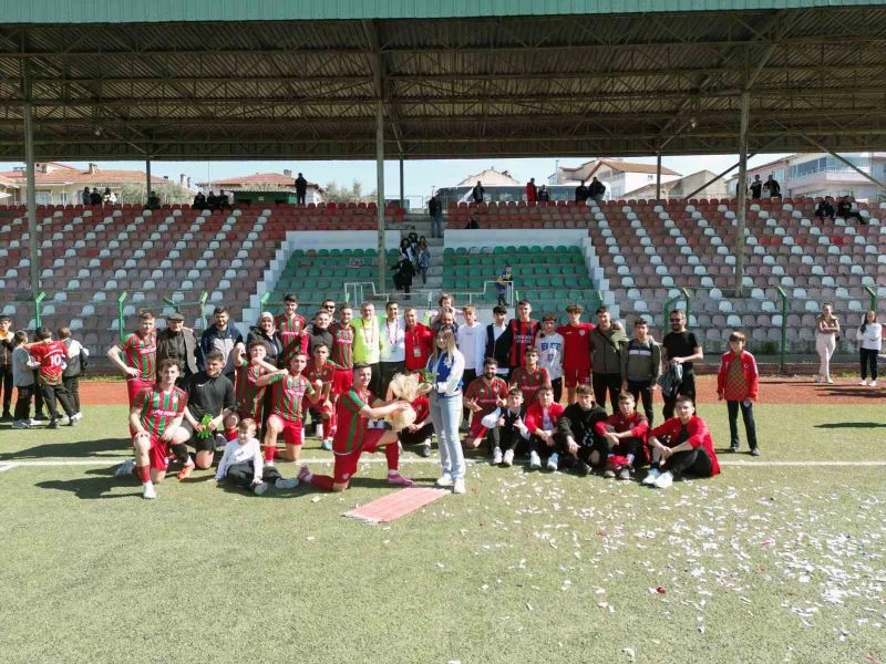 Futbolcudan kız arkadaşına sürpriz teklif
