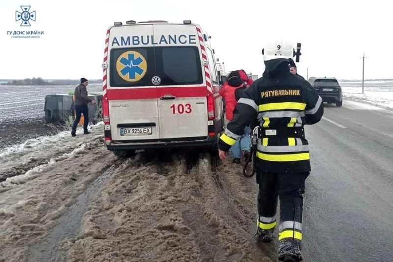 Ukrayna’da yolcu otobüsü şarampole yuvarlandı: 18 yaralı
