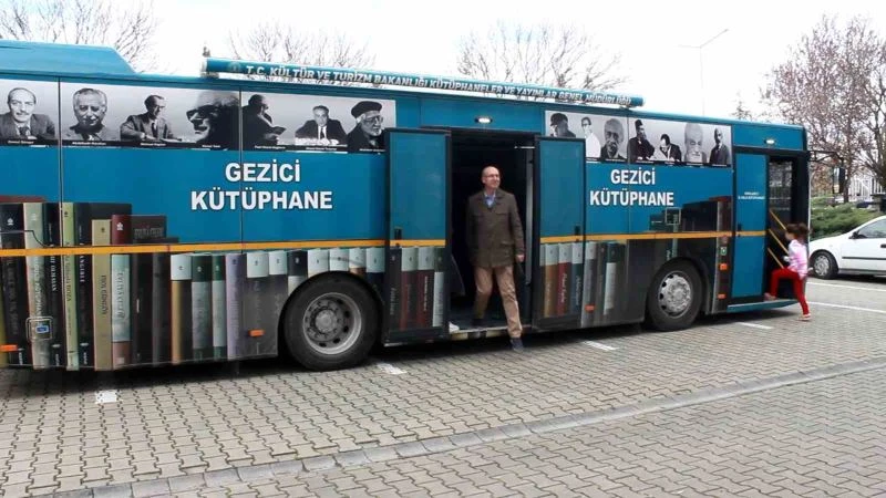 Depremzede çocuklar gezici kütüphane ile buluştu
