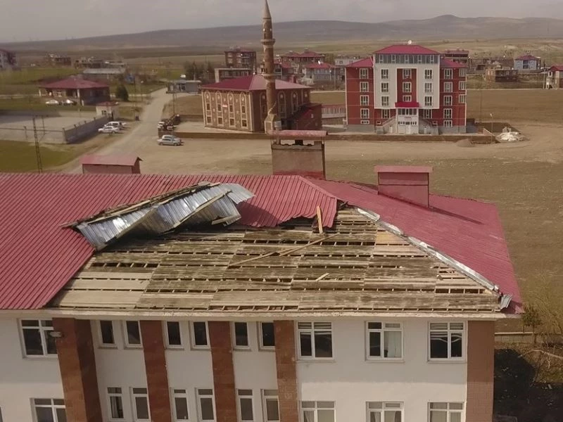 Ahlat’ta fırtına okul çatılarını uçurdu
