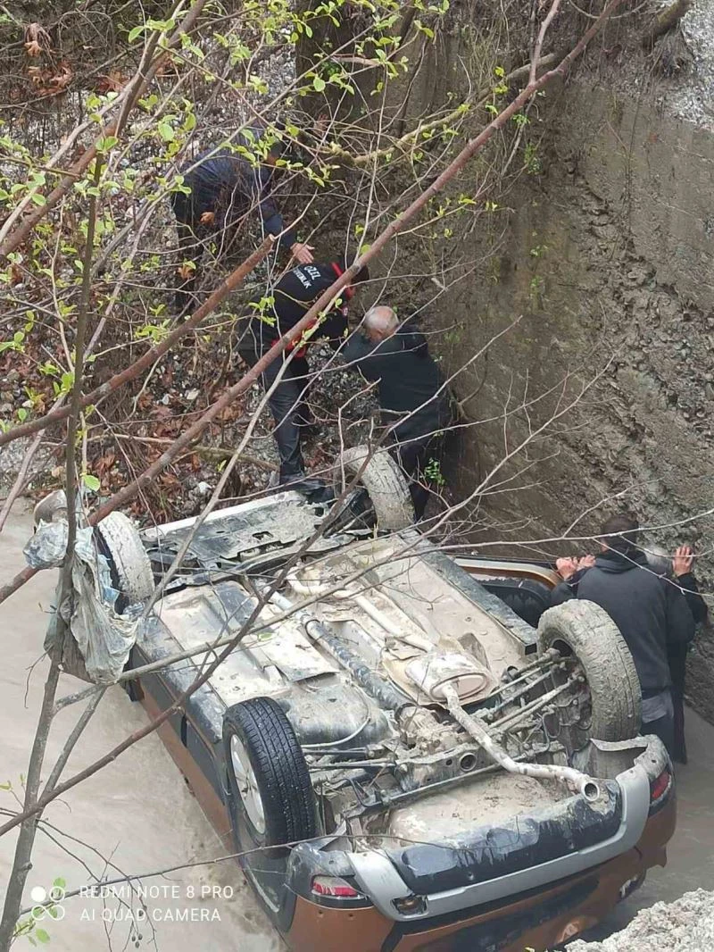 Araç dere yatağına uçtu: 3 yaralı
