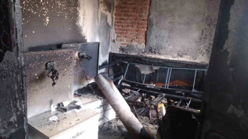 Koçarlı’da çıkan yangında ev kullanılamaz hale geldi
