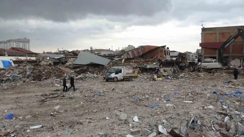 Depremde enkaza dönenen tarihi çarşının esnafı ‘geçmiş günlerini’ arıyor
