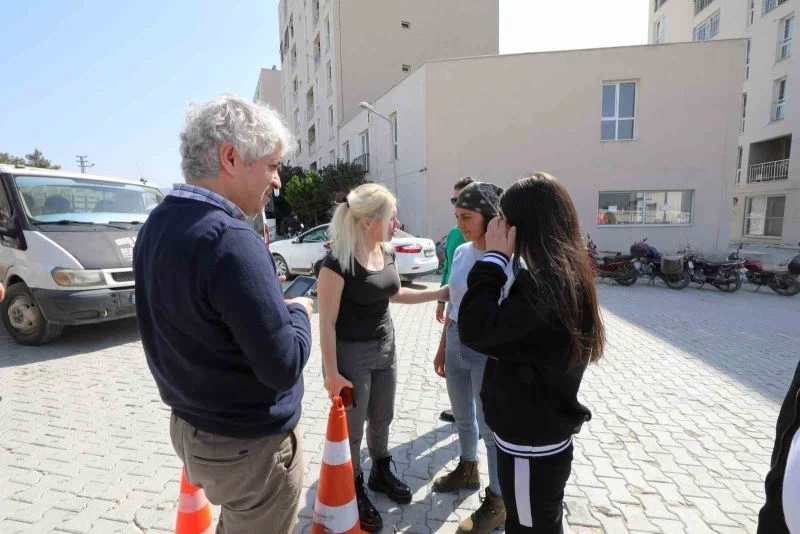 Rektör Özkan depremzede öğrencileri Hatay’da ziyaret etti
