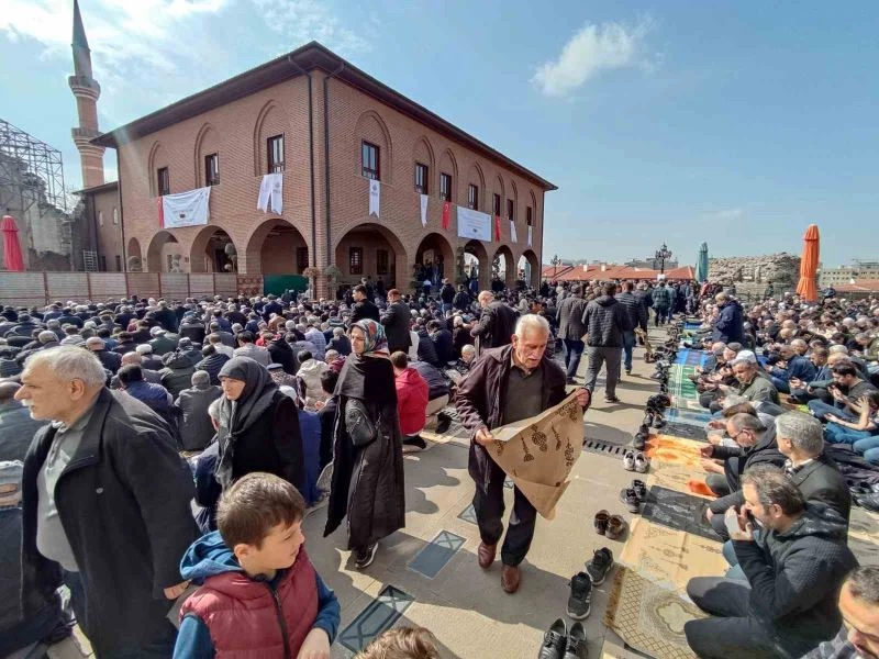 Hacı Bayram Veli Camii’nde binlerce vatandaş, depremde vefat edenlere dua etti
