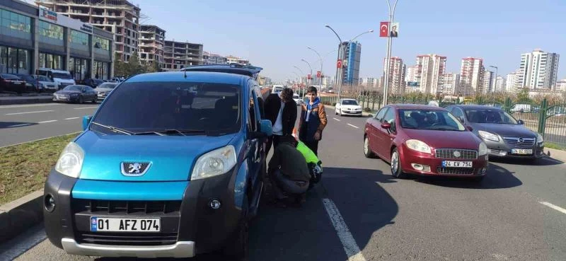 Lastiği patlayan sürücüye devlet eli
