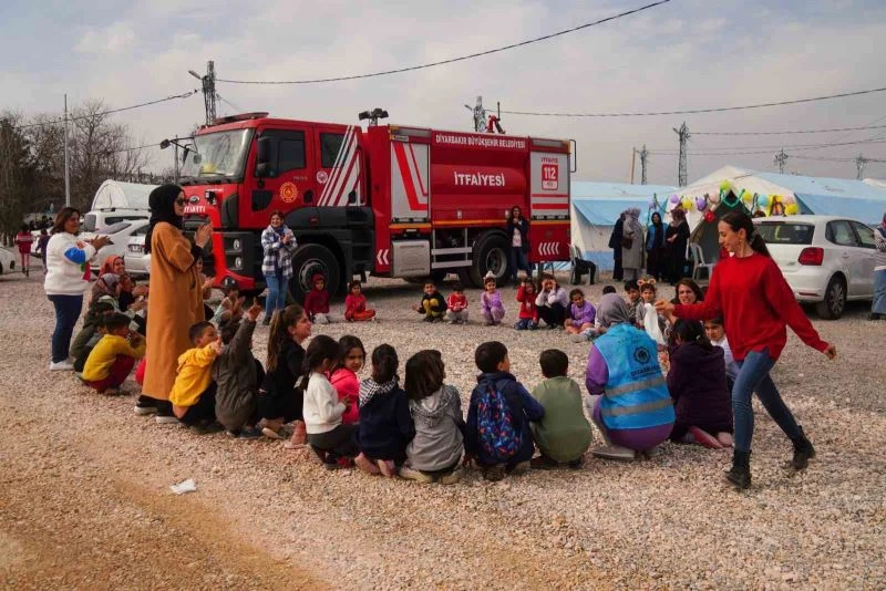 Diyarbakır’da çadır kentteki çocuklar oyunlarla mutlu ediliyor
