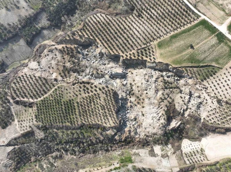 Hatay’daki 500 metrelik dev yarık uzaydan gözüküyor
