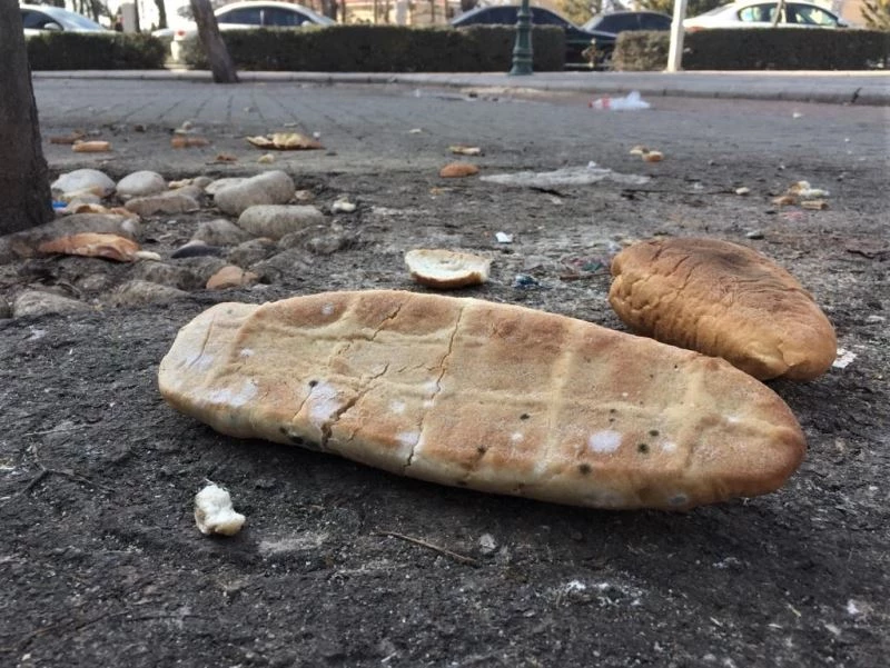 Sokaklardaki ekmek parçaları
