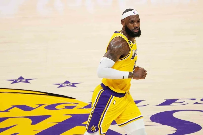 LeBron James en az 3 hafta daha yok
