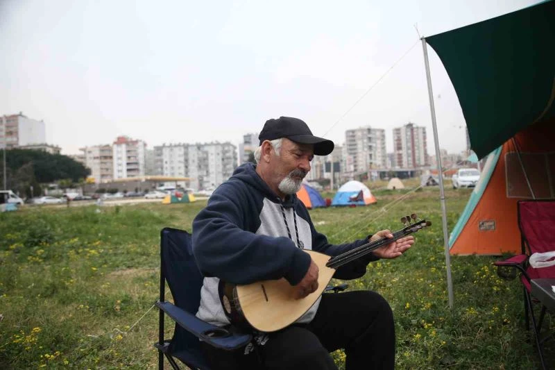 Depremzede günlerini saz çalarak geçiriyor
