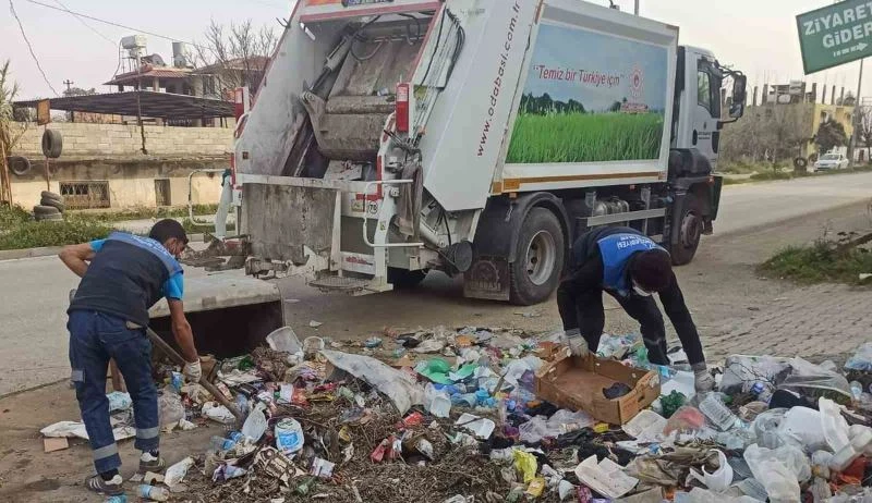 Siirt Belediyesi temizlik ekibi Hatay’da çöpleri topluyor
