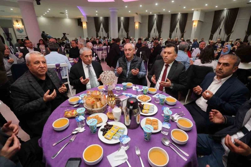 Başkan Yaşar, Yenifakılılarla iftar sofrasında buluştu
