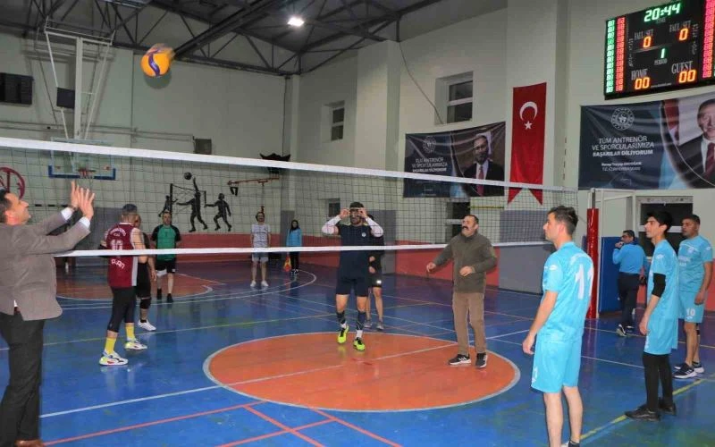 Siirt’te kurumlar arası voleybol turnuvası başladı
