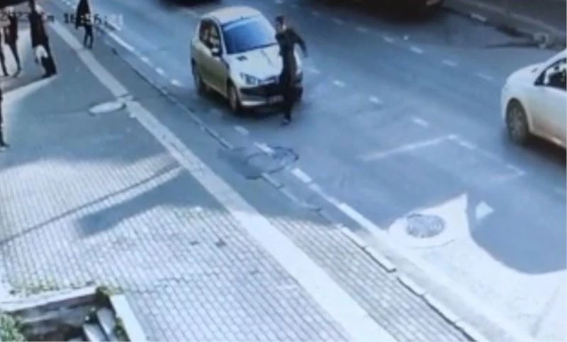 Otomobilin çarptığı adam metrelerce savruldu
