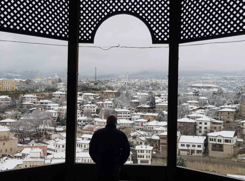Osmanlı kenti Safranbolu kar manzaralarıyla kendine hayran bırakıyor
