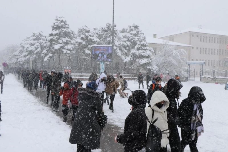 Erzincan’da kar yağışı nedeniyle taşımalı eğitime ara verildi
